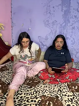 maddie-and-chelsea- online show from February 1, 4:05 pm