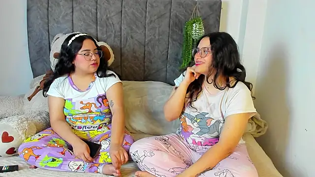 maddie-and-chelsea- online show from February 12, 4:13 pm