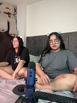 Snapshot of maddie-and-chelsea- chatting on April 12, 9:14 am maddie-and-chelsea- online show from April 12, 9:14 am