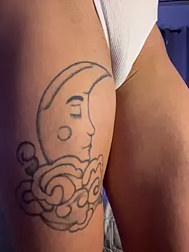 Snapshot of xMirana_ chatting on November 19, 8:25 am xMirana online show from November 19, 8:25 am