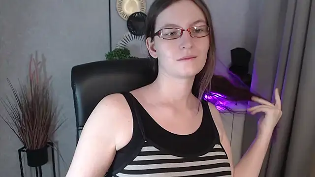 emmaxDelight online show from November 18, 6:40 am