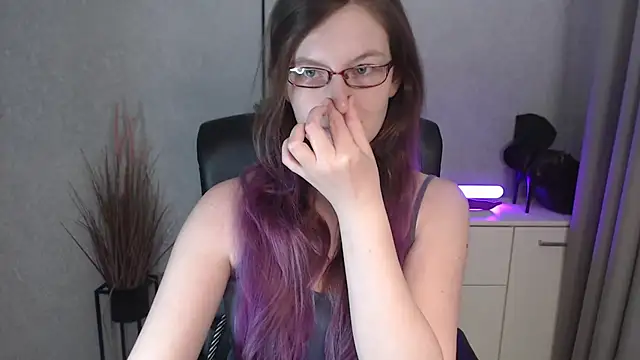 emmaxDelight online show from November 25, 6:35 am