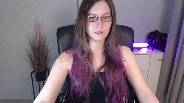 emmaxDelight online show from December 4, 7:17 am