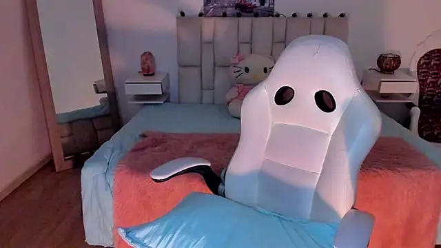 zoe turnner 18 online show from October 6, 11:40 am