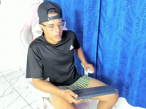 Snapshot of jamesescobar_ chatting on April 8, 4:01 am jamesescobar online show from April 8, 4:01 am