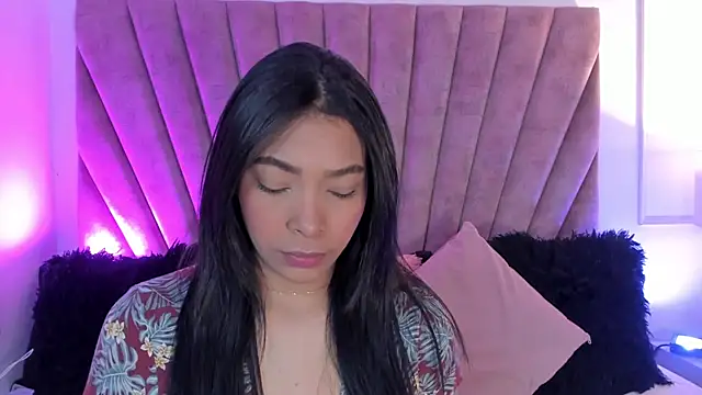 Snapshot of KarolRojas_ chatting on October 22, 3:18 am KarolRojas online show from October 22, 3:18 am