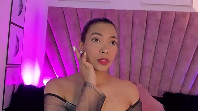 Snapshot of KarolRojas_ chatting on October 24, 3:25 am KarolRojas online show from October 24, 3:25 am