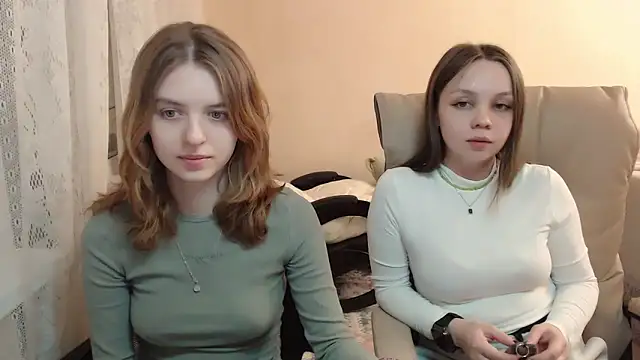 Snapshot of Emi1y_Angel11 chatting on January 28, 12:00 pm Emi1y Angel11 online show from January 28, 12:00 pm