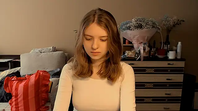 Snapshot of Emi1y_Angel11 chatting on February 15, 4:31 am Emi1y Angel11 online show from February 15, 4:31 am