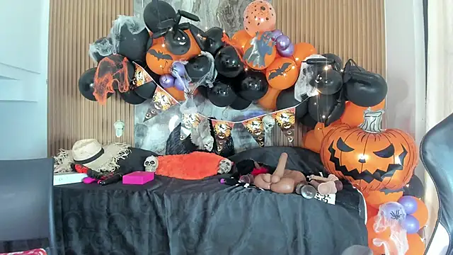 Snapshot of Danna_topless chatting on October 31, 12:06 pm Danna topless online show from October 31, 12:06 pm