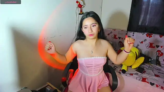 Snapshot of litle_mily_ chatting on December 4, 9:46 pm litle mily online show from December 4, 9:46 pm