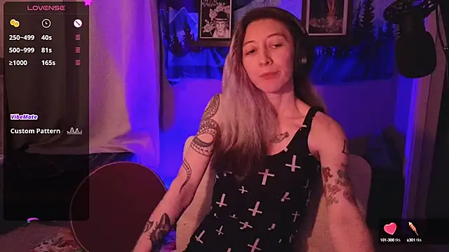 Snapshot of lovelylucyy chatting on December 2, 1:03 am lovelylucyy online show from December 2, 1:03 am