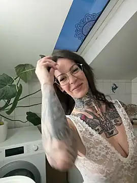 BrownieyQueen online show from March 2, 5:30 am