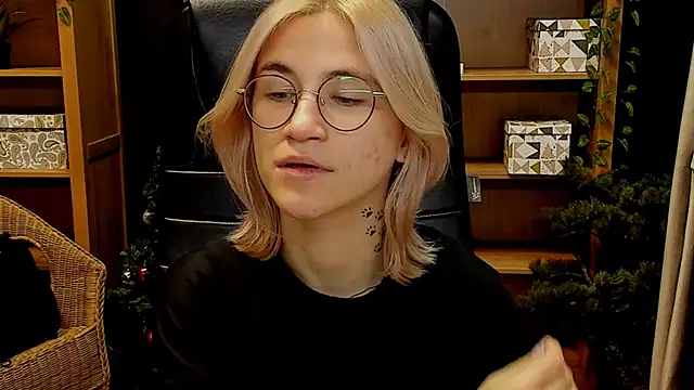 Moon13152 online show from December 12, 3:16 pm