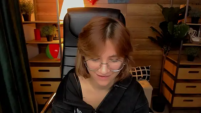 Moon13152 online show from October 16, 9:05 pm