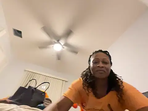 Snapshot of wynterheat chatting on February 19, 2:33 am wynterheat online show from February 19, 2:33 am