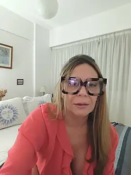 Snapshot of lolavalecuatro chatting on July 18, 9:40 pm lolavalecuatro online show from July 18, 9:40 pm