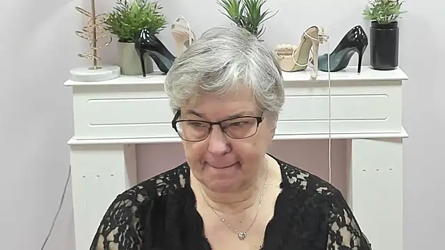 Snapshot of IrisDream chatting on February 19, 7:04 am IrisDream online show from February 19, 7:04 am