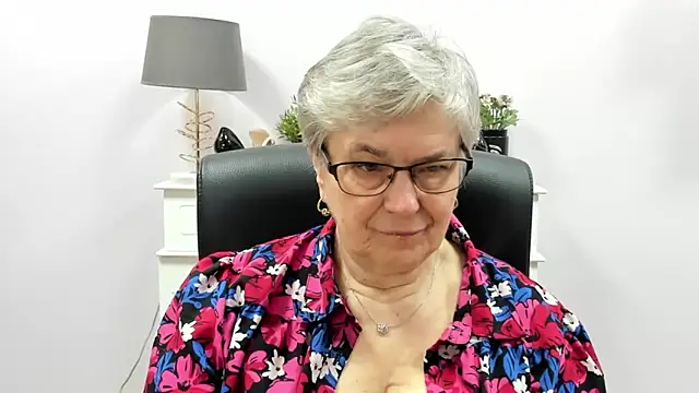 Snapshot of IrisDream chatting on April 7, 6:14 am IrisDream online show from April 7, 6:14 am