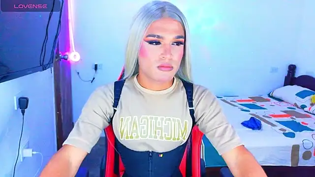 Snapshot of AllisonsweetZ chatting on April 7, 4:18 pm AllisonsweetZ online show from April 7, 4:18 pm