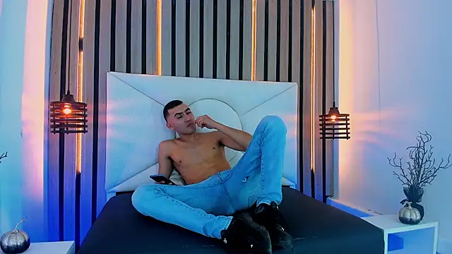 Liam crox online show from March 22, 6:25 pm