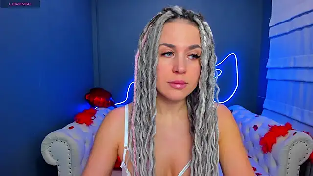 Snapshot of rock_n_roxy chatting on February 14, 1:35 am rock n roxy online show from February 14, 1:35 am