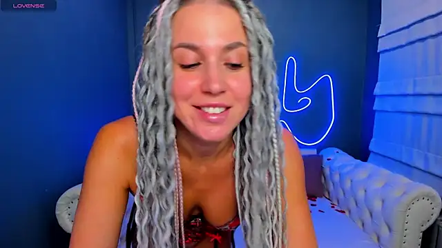 Snapshot of rock_n_roxy chatting on March 9, 1:42 am rock n roxy online show from March 9, 1:42 am