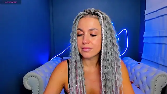 Snapshot of rock_n_roxy chatting on March 14, 1:23 am rock n roxy online show from March 14, 1:23 am