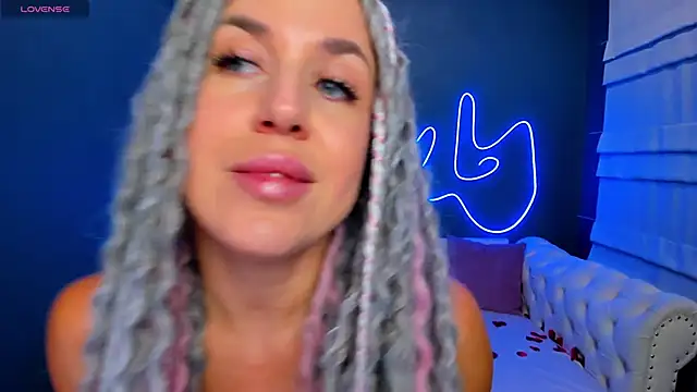 Snapshot of rock_n_roxy chatting on March 18, 1:20 am rock n roxy online show from March 18, 1:20 am