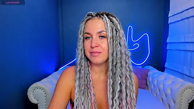 Snapshot of rock_n_roxy chatting on March 19, 1:31 am rock n roxy online show from March 19, 1:31 am