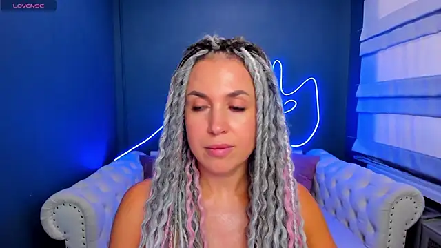 Snapshot of rock_n_roxy chatting on March 21, 8:19 am rock n roxy online show from March 21, 8:19 am