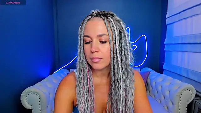 Snapshot of rock_n_roxy chatting on March 24, 2:05 am rock n roxy online show from March 24, 2:05 am