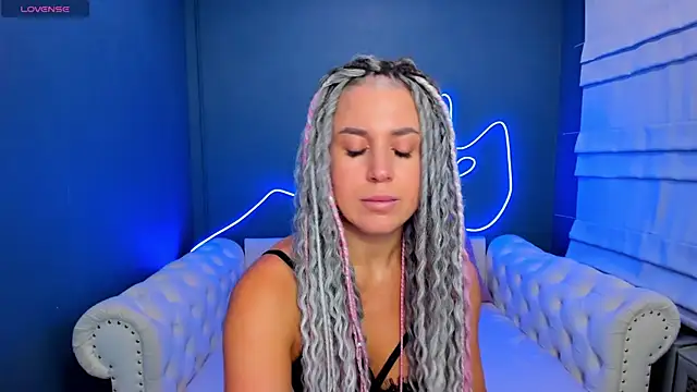 Snapshot of rock_n_roxy chatting on March 27, 1:22 am rock n roxy online show from March 27, 1:22 am