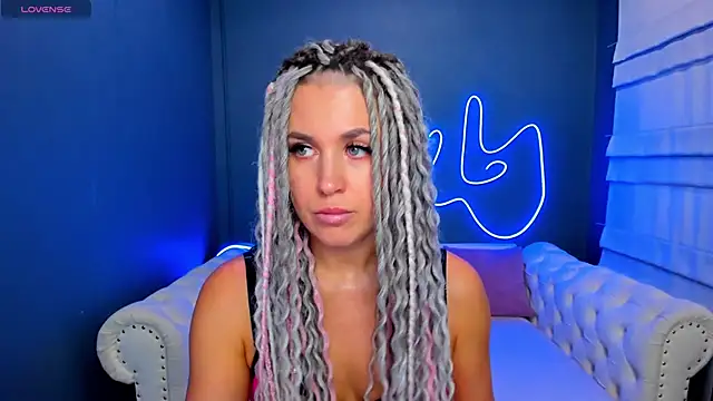 Snapshot of rock_n_roxy chatting on April 3, 1:36 am rock n roxy online show from April 3, 1:36 am