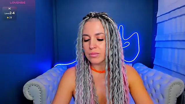 Snapshot of rock_n_roxy chatting on April 4, 1:48 am rock n roxy online show from April 4, 1:48 am