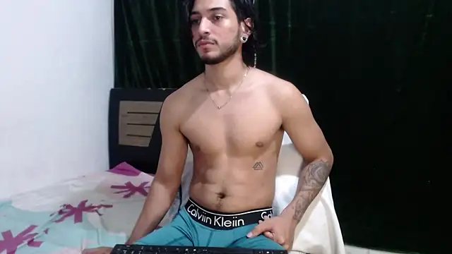 Snapshot of maxximus_100 chatting on December 21, 5:25 am maxximus 100 online show from December 21, 5:25 am