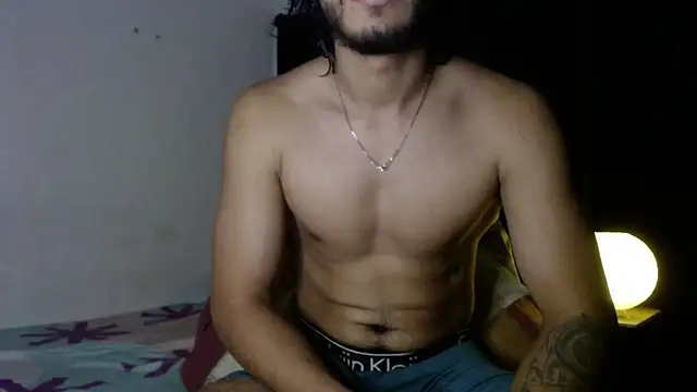 Snapshot of maxximus_100 chatting on January 4, 8:17 am maxximus 100 online show from January 4, 8:17 am