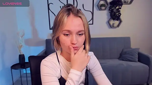 Snapshot of BritnieCute chatting on December 3, 6:37 am BritnieCute online show from December 3, 6:37 am