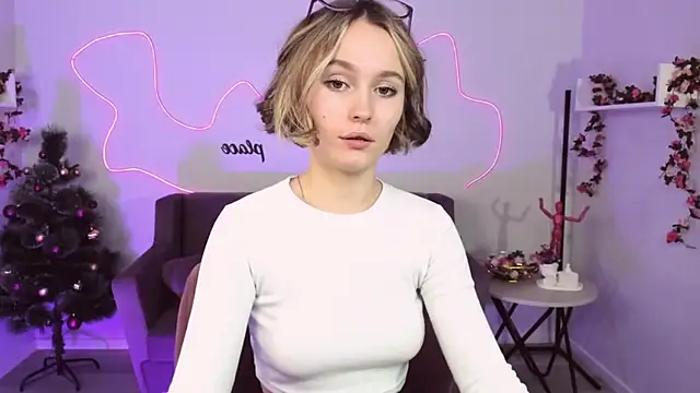 Snapshot of BritnieCute chatting on December 10, 11:32 am BritnieCute online show from December 10, 11:32 am