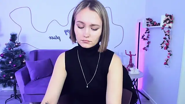 Snapshot of BritnieCute chatting on December 18, 5:26 am BritnieCute online show from December 18, 5:26 am