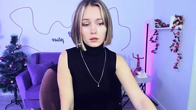 Snapshot of BritnieCute chatting on December 18, 8:31 am BritnieCute online show from December 18, 8:31 am