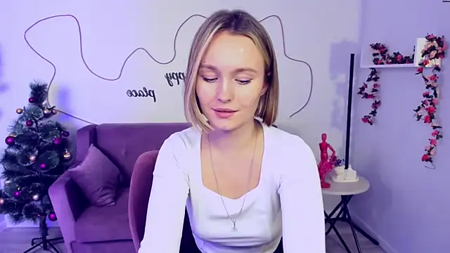 Snapshot of BritnieCute chatting on January 4, 11:00 am BritnieCute online show from January 4, 11:00 am