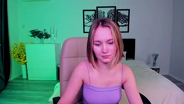 Snapshot of BritnieCute chatting on January 29, 7:04 am BritnieCute online show from January 29, 7:04 am