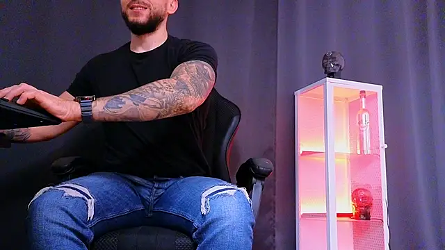 MightyAaron66 online show from March 8, 1:36 pm