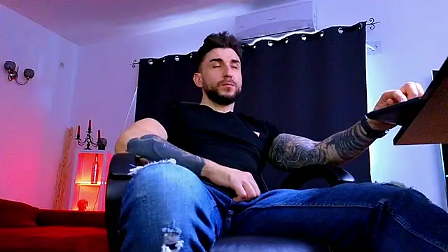 MightyAaron66 online show from April 1, 1:41 pm