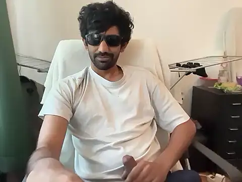 Snapshot of dominanthubby chatting on June 3, 7:44 am dominanthubby online show from June 3, 7:44 am