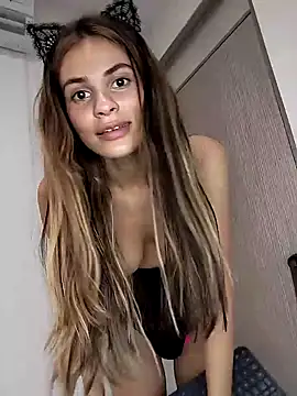 Snapshot of cuteluci_ chatting on January 13, 2:42 pm cuteluci  online show from January 13, 2:42 pm