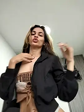 Snapshot of cuteluci_ chatting on February 17, 11:34 am cuteluci  online show from February 17, 11:34 am