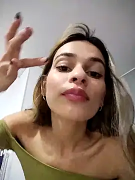 Snapshot of cuteluci_ chatting on March 7, 10:45 am cuteluci  online show from March 7, 10:45 am