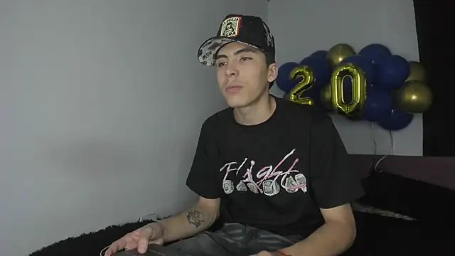 Snapshot of HeellBoy_ chatting on May 16, 5:04 am HeellBoy online show from May 16, 5:04 am
